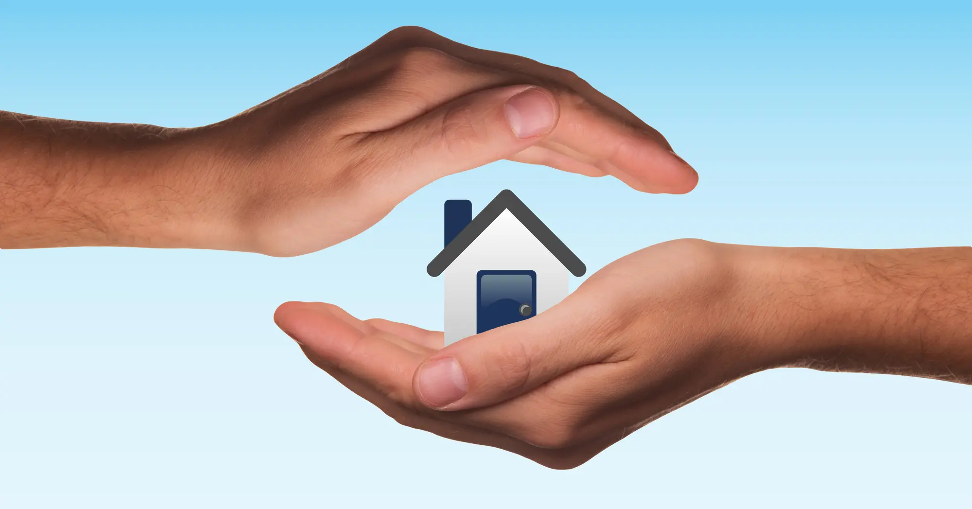 Hände halten ein Haus als Symbol